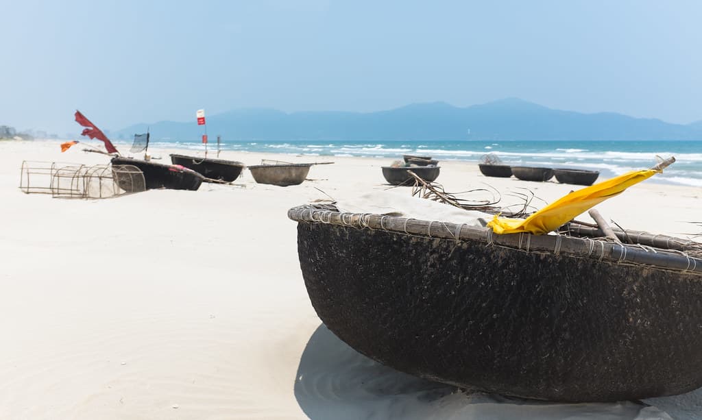 Thuyền cá Giao Ninh về bến sáng sớm